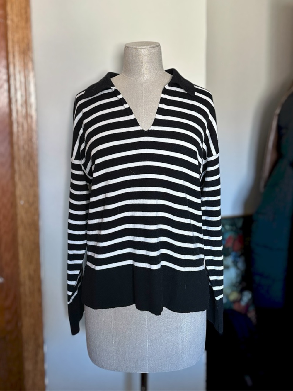 CeCe Women’s B&W Striped Lightweight Collar V-Neck Sweater